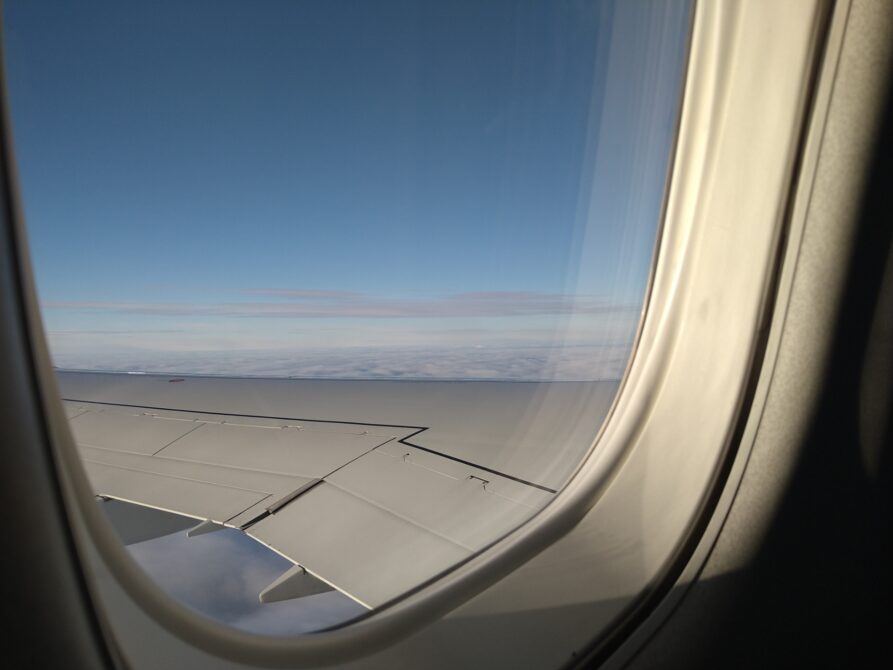 モントリオールに向かう飛行機内窓からからみた空