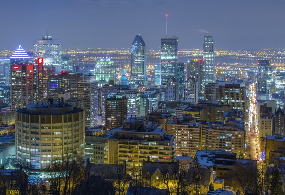 モントリオールのビル街の夜景写真