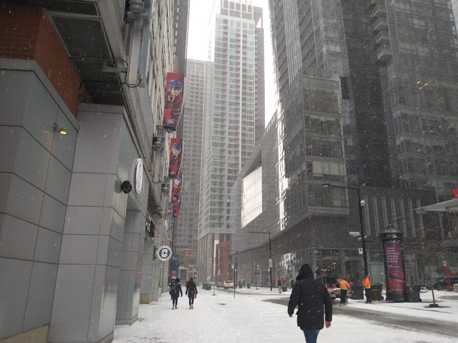 モントリオール会場付近のビル街で雪が降り積もっている光景