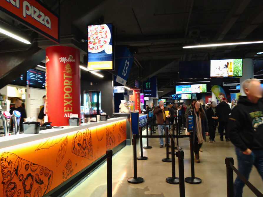 モントリオールWC会場ベルセンター内でピザなどを販売している飲食店＆歩く観客