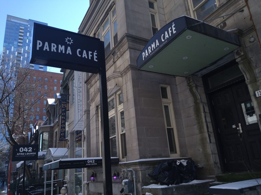カナダモントリオールの「PARMA CAFE」外観写真