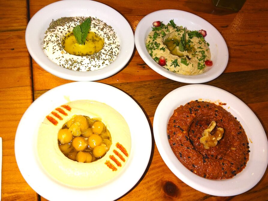 レバノン料理の4種類のディップソース