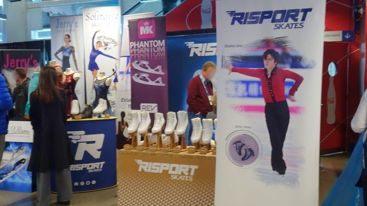 ベルセンター内のRISPORTコーナー、右端に昌磨くんの宣伝旗展示がある