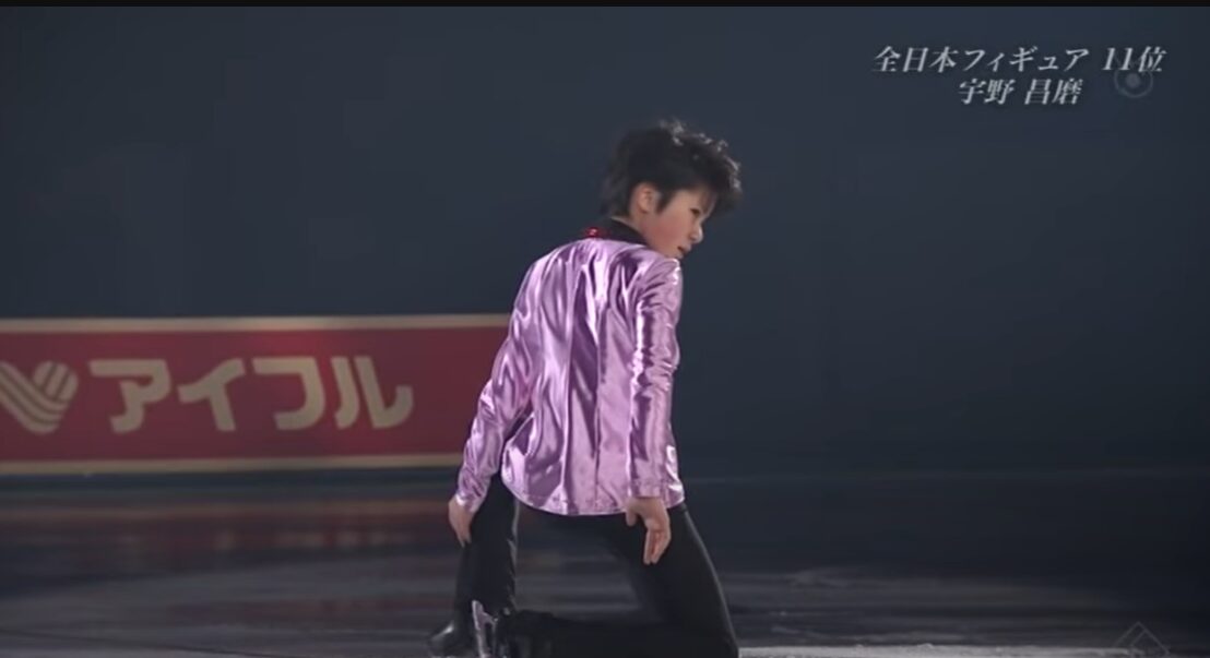 エキシ演技終了後、キラキラした紫ジャケットで背後を振り返る中学生の頃の宇野昌磨さんの写真