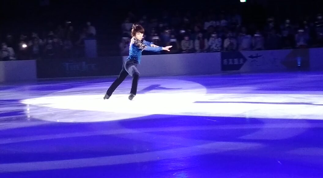 トゥーランコラボでイナバウアーをしながら向かって来る宇野昌磨さん