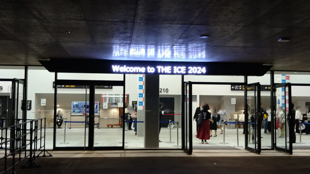 ららアリーナ入口　Welcome to THE ICE 2024の電飾掲示が見える