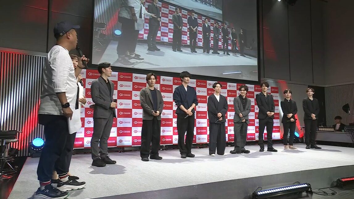 2025コラントッテトークイベント出演スケーター8名と司会者がステージ上に並んでいる立ち姿