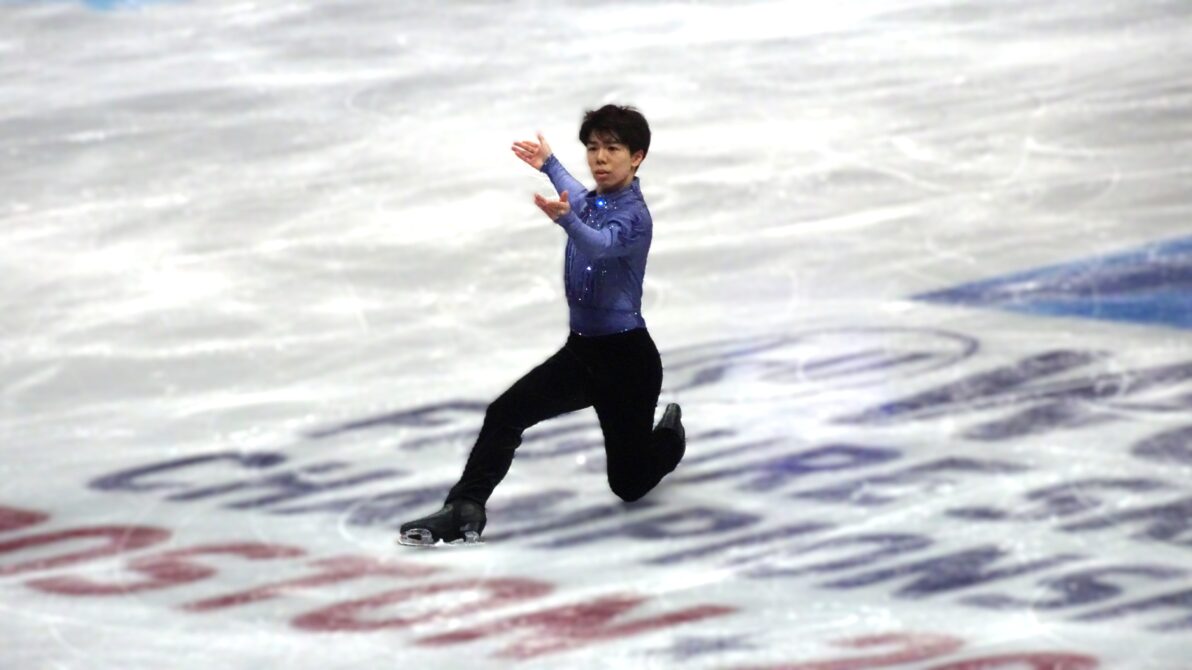 SP演技開始前のポーズをひざまずいてとる佐藤駿選手