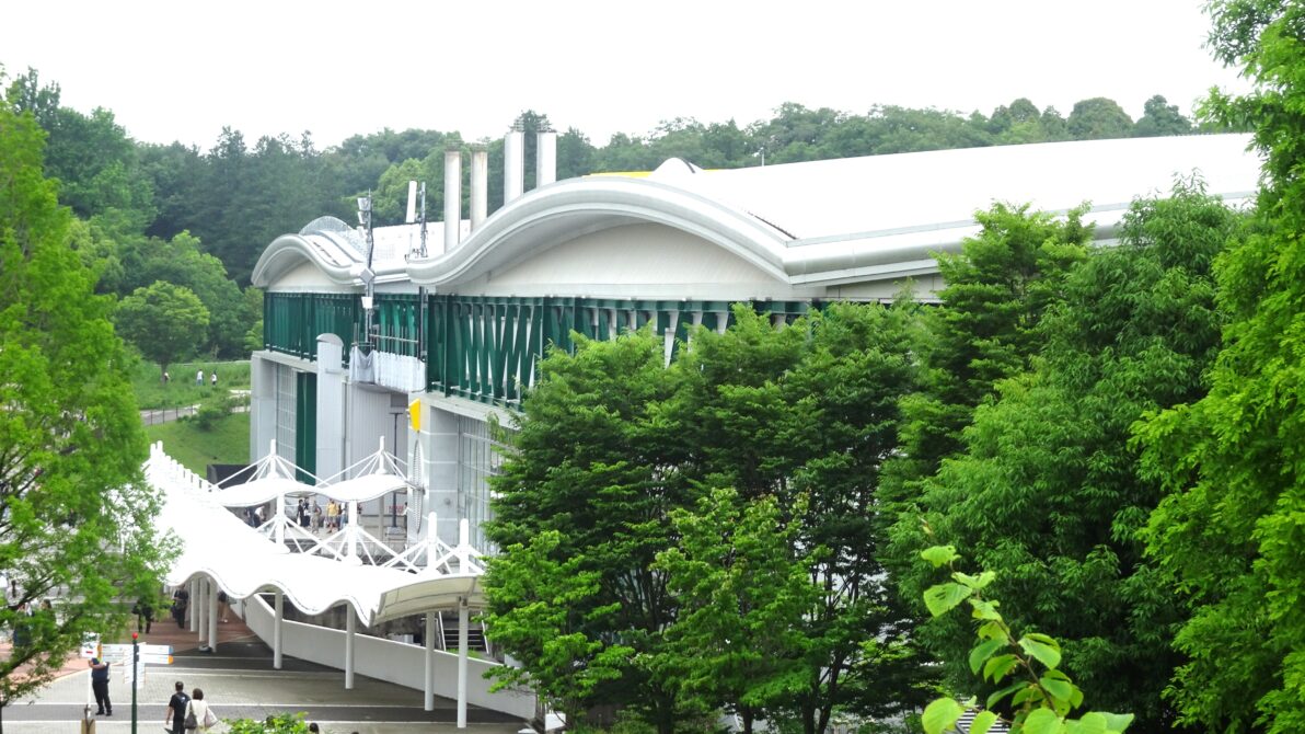 モリコロパークアイススケート場外観（雨上がりで緑が美しい）
