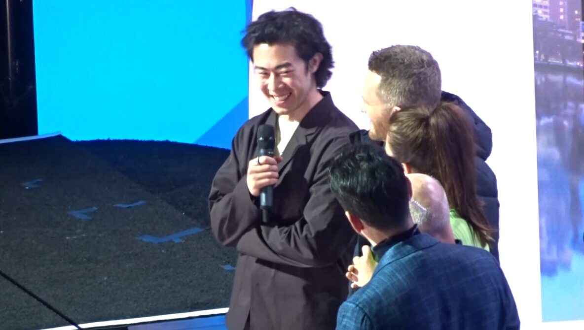 トークコーナーでインタビュアーに向かって微笑むネイサン・チェンさん