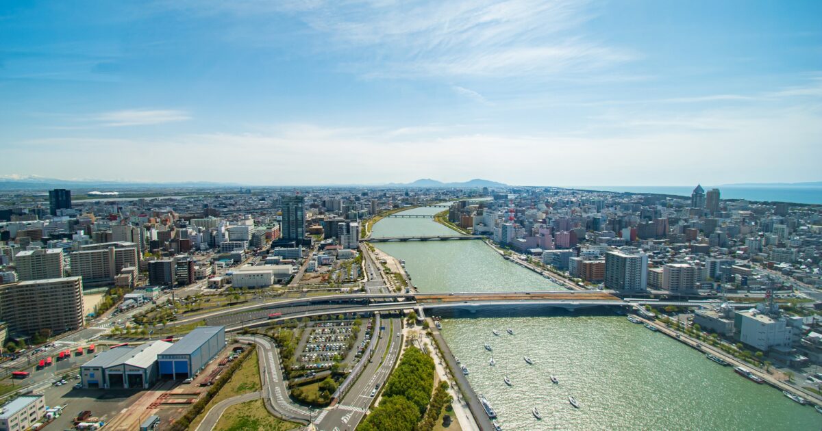 信濃川が見える青空の新潟市街の俯瞰写真