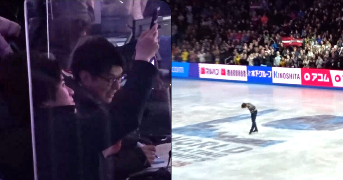 右側にリンクでスタンディングオベーションを受けながら観客にお辞儀をするデニス・ヴァシリエフス選手、左側にそれをスマホで撮影する宇野昌磨さんが映っている