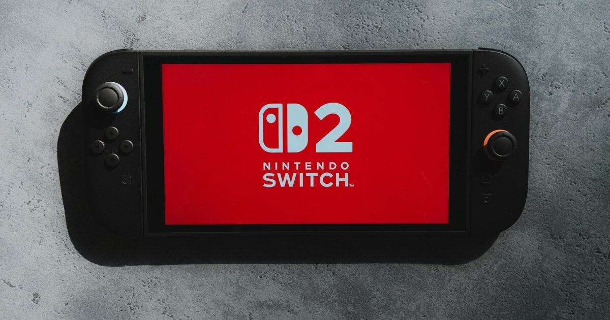 Switch2のゲーム機本体、画面にSwitch2のロゴが赤い背景に白文字で描かれている