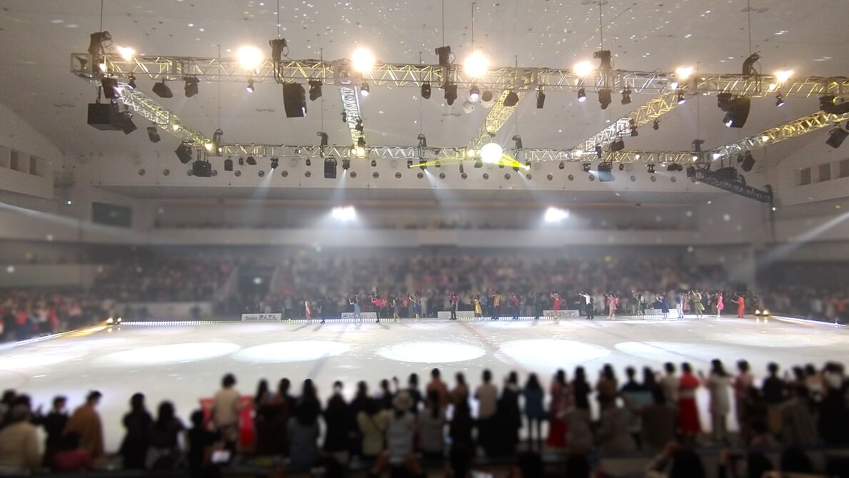 新横浜スケートセンターFOI2025 初演フィナーレの周回時のリンク全景