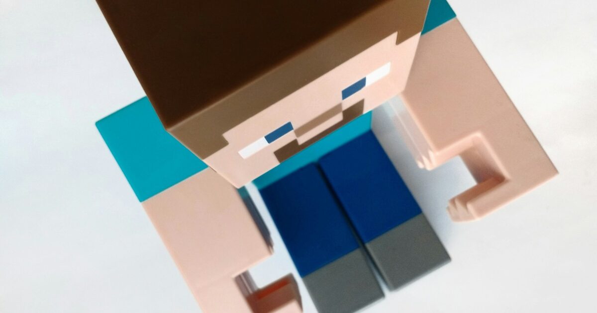 ゲーム「マインクラフト」の主人公スティーブの人形を上から撮った写真