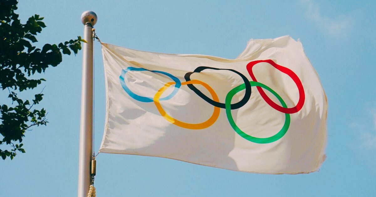 青空に翻る五輪旗の写真