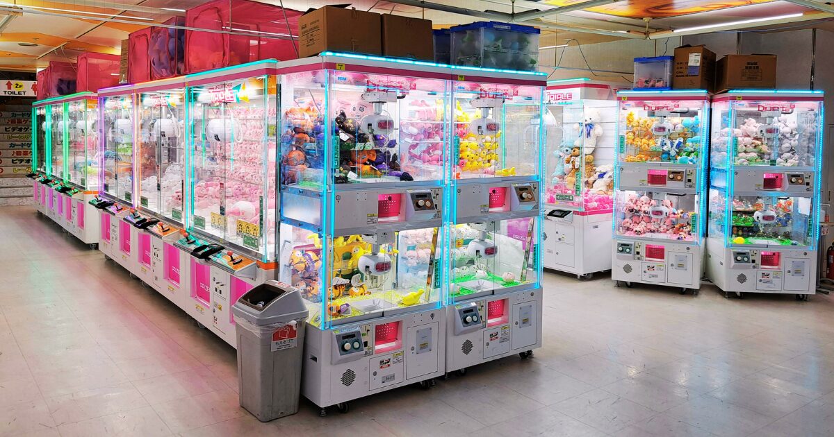 クレーンゲームが多数並んでいるゲームセンター内の光景
