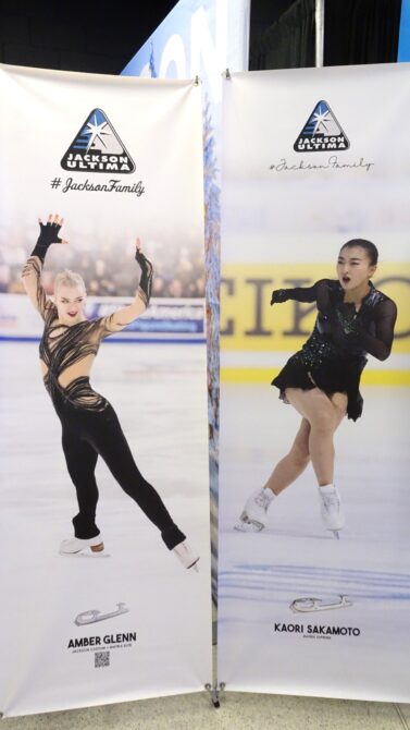 アンバー・グレン選手&坂本花織選手を使った宣伝パネル