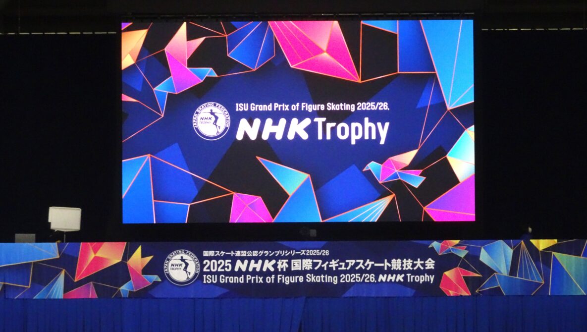 2025NHK杯会場内スクリーンに投影されたNHK杯ロゴと垂れ幕