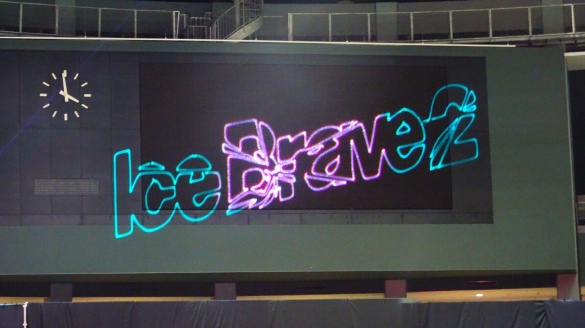 会場内モニターに映ったIceBrave2の電光サイン