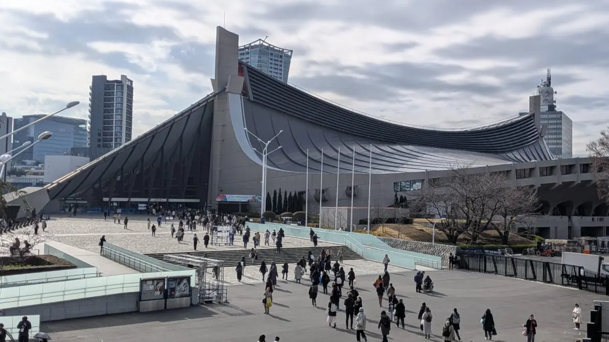 日中の代々木第一体育館全景　大勢の観客が会場に向け歩いているのが見える