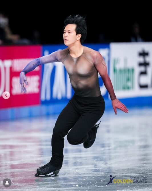 2025GPFのSPで滑るアダム・シャオ・イム・ファ選手