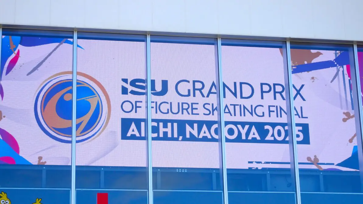 IGアリーナ窓に掲示された名古屋GPFのロゴ