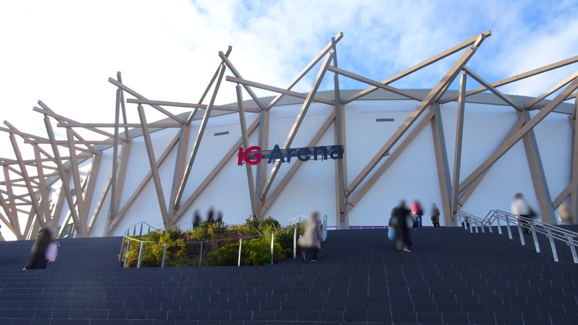 晴天のIGアリーナ外観　手前の階段を上がる人が映っている