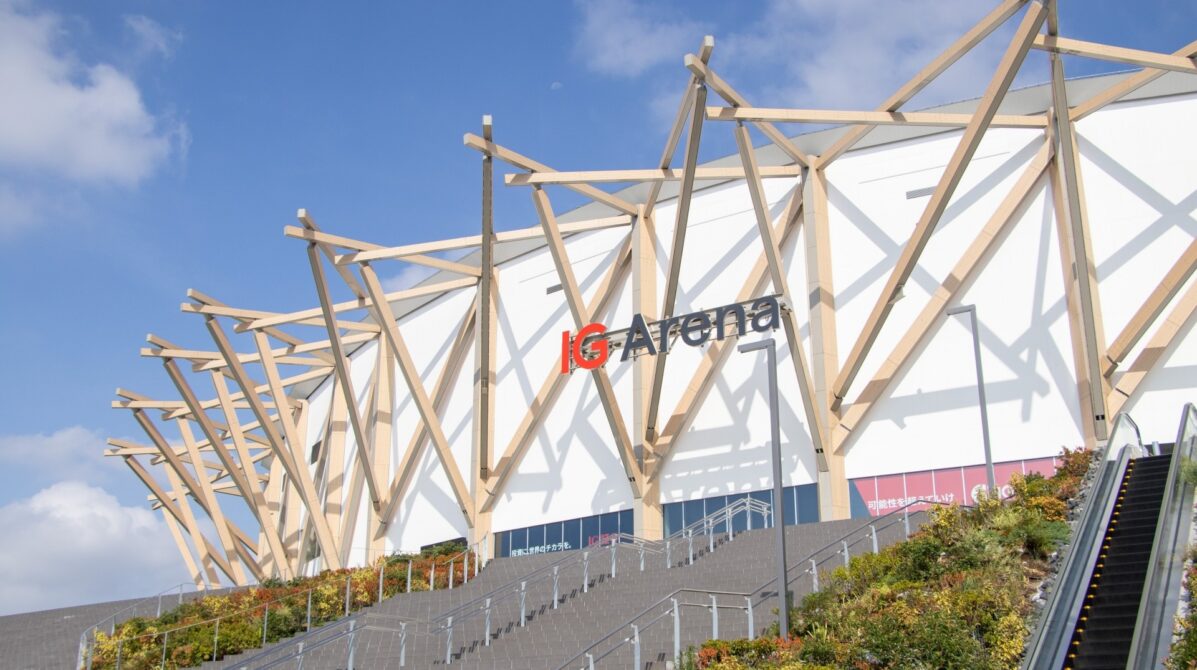 青空の下の名古屋IGアリーナ外観