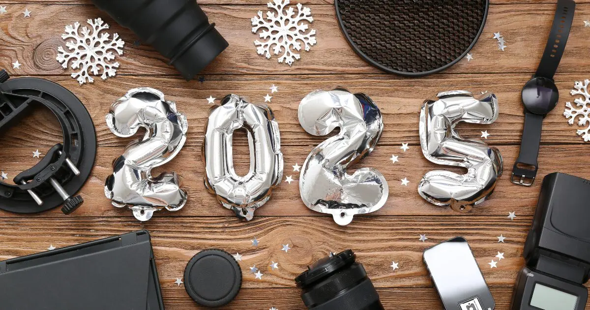 2025 の形をした銀色のバルーンの周りに雪の結晶のオーナメントとカメラ機材等が散らばっている写真