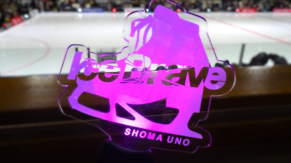 山梨公演スタンド席からの眺めにアイスブレイブのペンライト（紫色）が手前に映っている