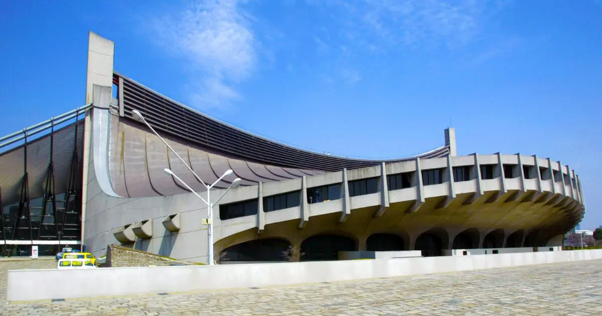 青空のもとの東京代々木第一体育館外観