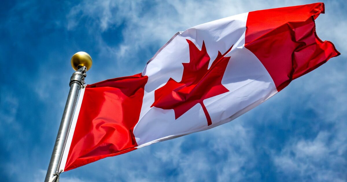 青空にたなびくカナダ国旗