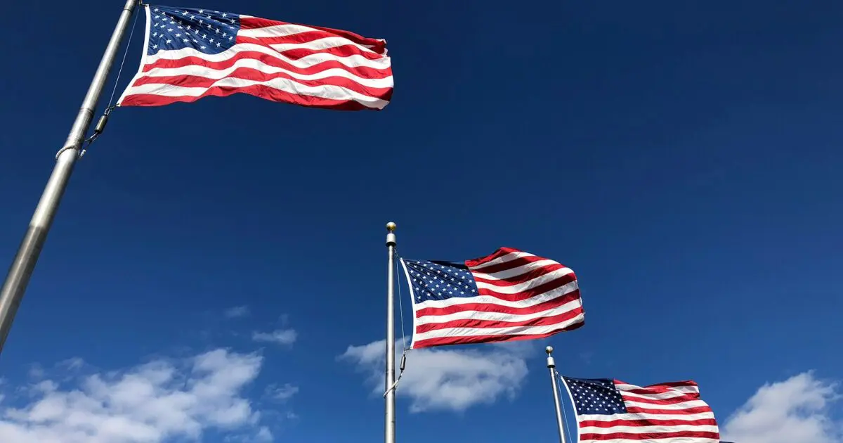 青空の下たなびく３つの米国国旗