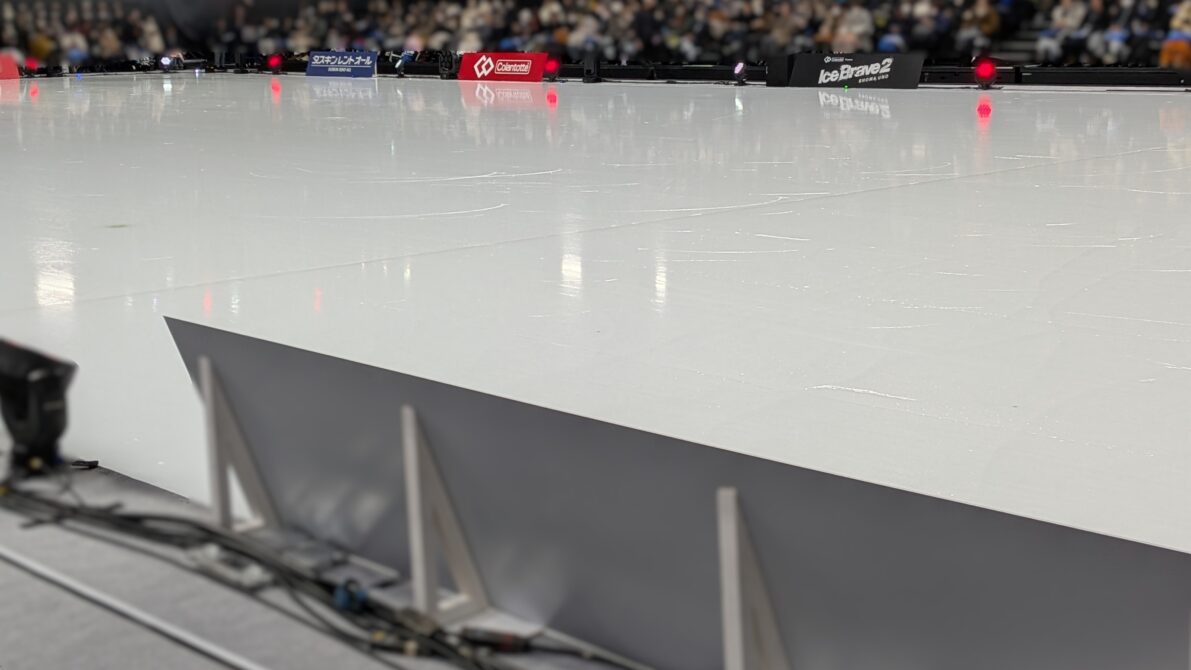 ゼビオアイスアリーナ仙台会場のリンク(ホッケー用のラインがなく真っ白)