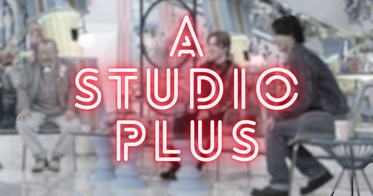 セット写真をぼかしたイメージ画像にA STUDIO PLUSの文字がネオンサインのように表示されている