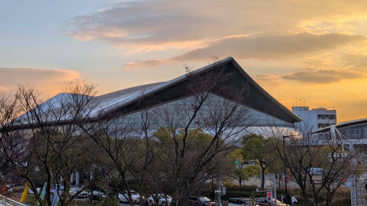 夕焼けに照らされる2026名フェス会場の日本ガイシアリーナ外観