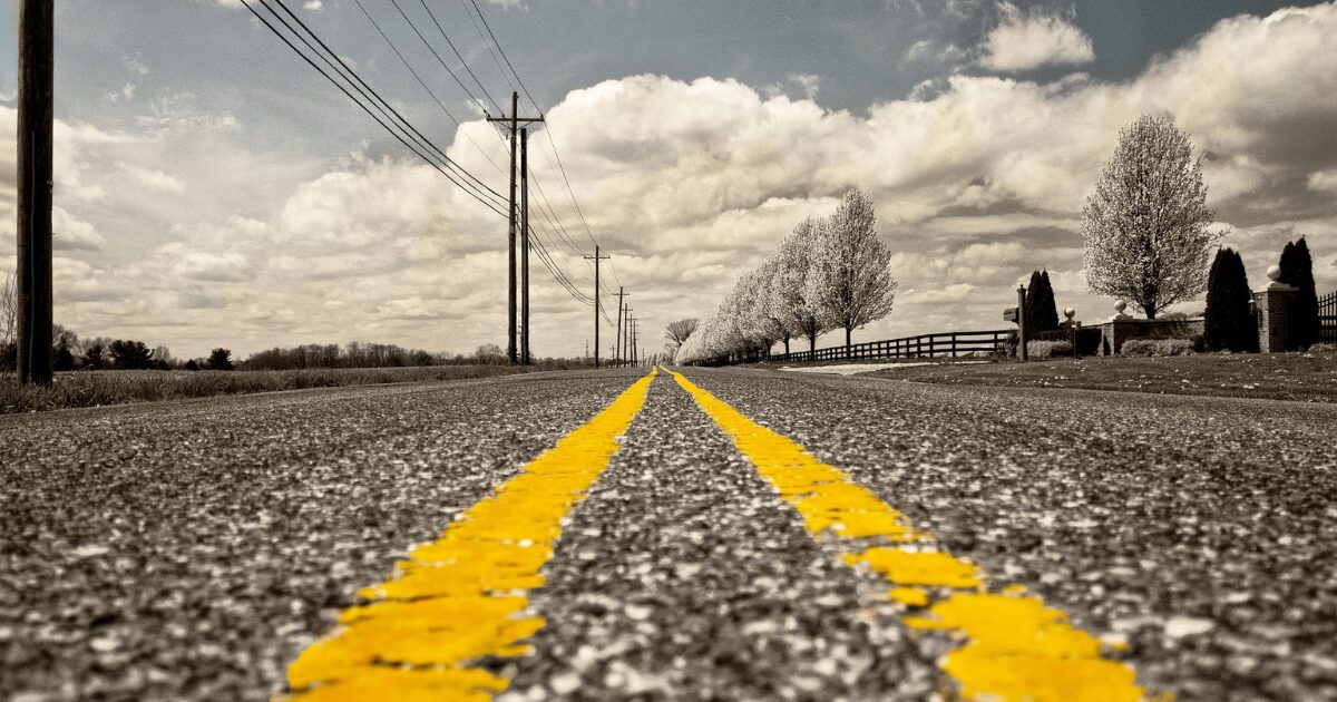 冬の寒空の下の一本道