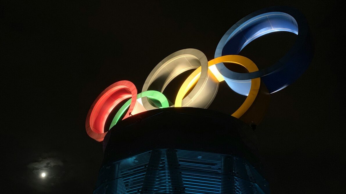 夜、ライトに照らされる五輪のモニュメント