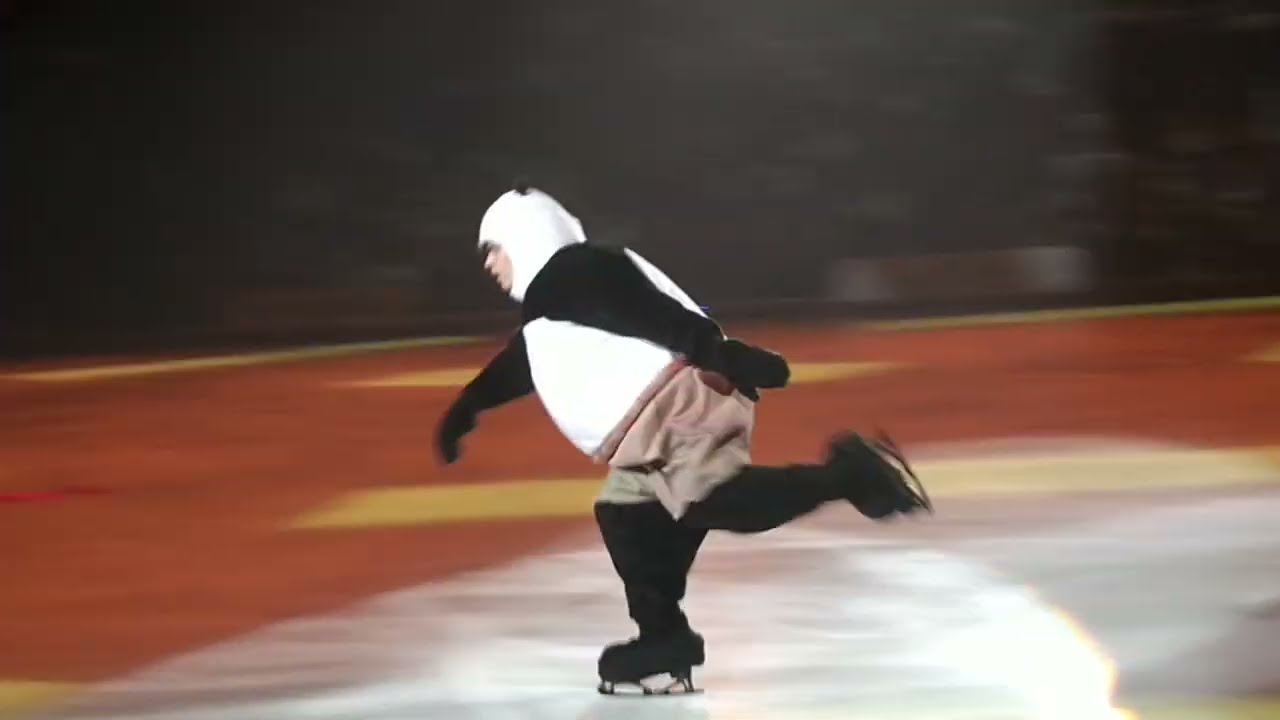 アイスショーでパンダの着ぐるみ姿で滑るミハイル・シャイドロフ選手