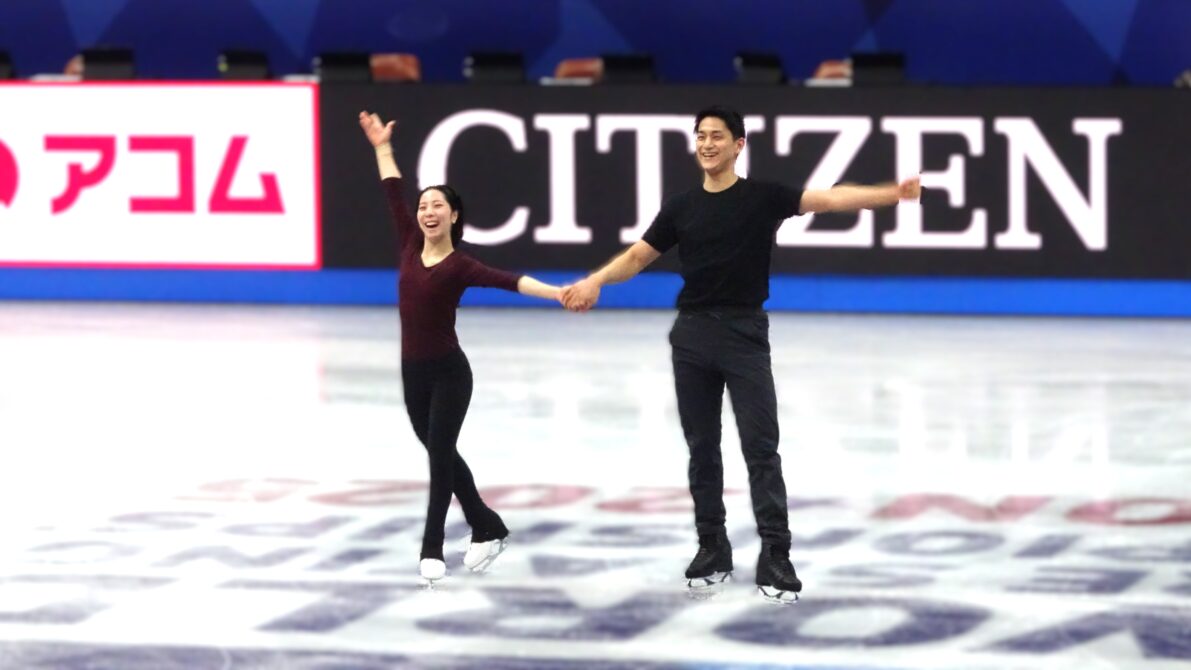 2025ボストンワールド公式練習終了時に観客に向け挨拶するりくりゅう