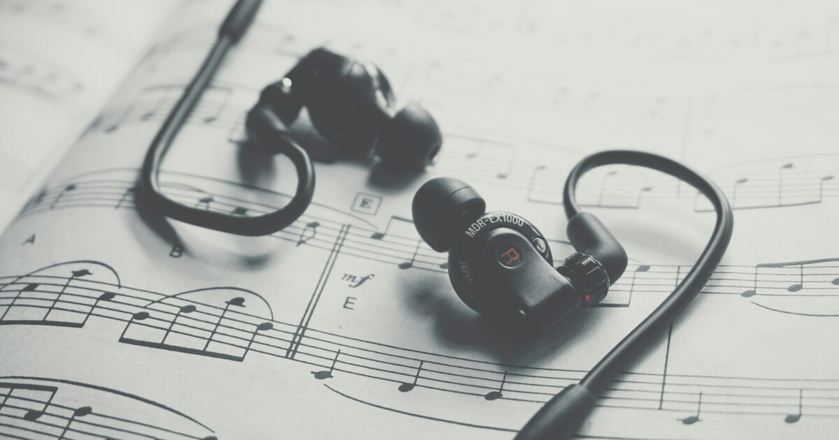 楽譜の上にイヤホンが置かれている写真