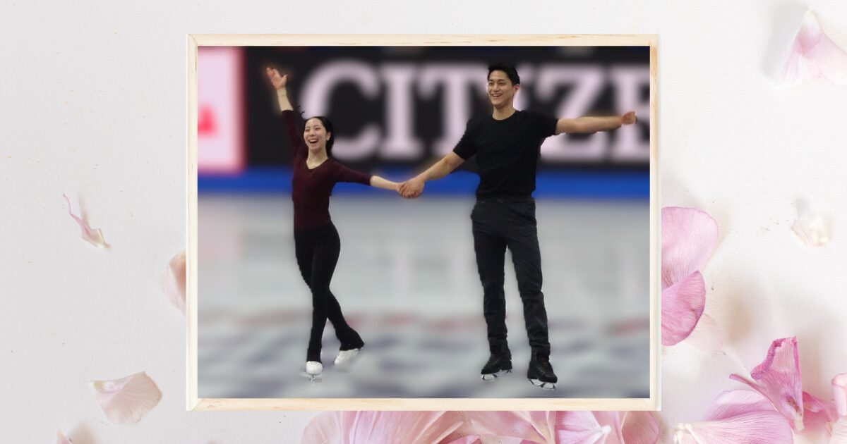 薄ピンクの花を背景にした、練習着で観客に挨拶するりくりゅうの二人の写真