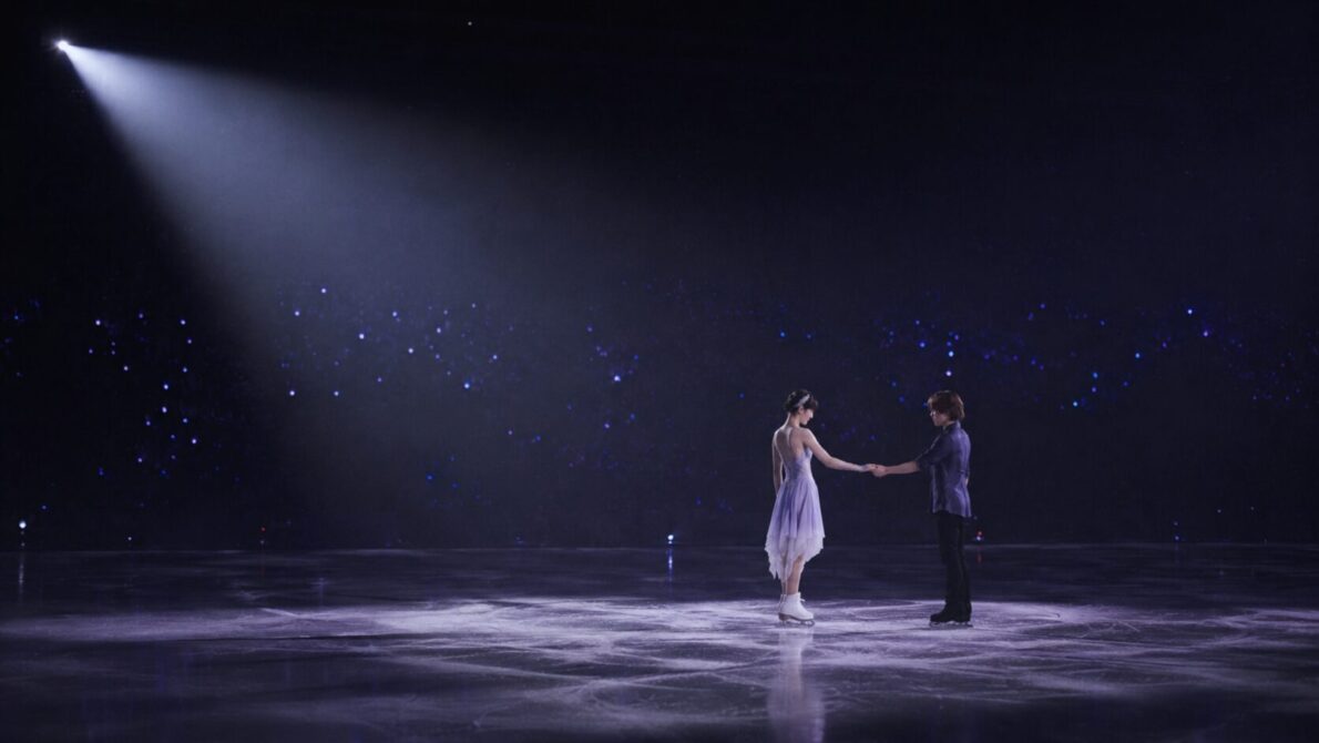 照明のあたる暗いリンクに立つ宇野昌磨さんと本田真凜さんのイメージ画像