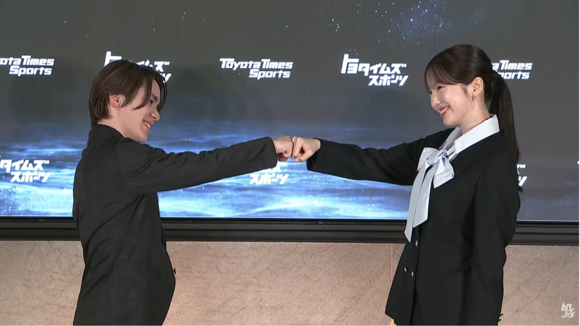 復帰記者会見で二人で向き合いこぶしを突き合わせる宇野昌磨さんと本田真凜さん