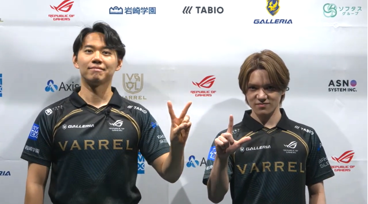 VARREL加入会見ボード前でVとLの指文字ポーズをするときどさんと宇野昌磨さん