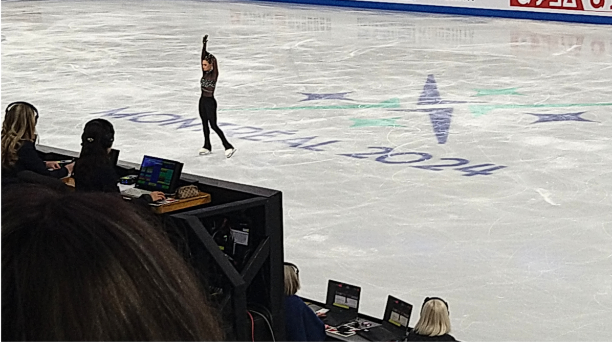 ジャッジ越しに演技する女子選手（2024年モントリオールワールドで筆者撮影）