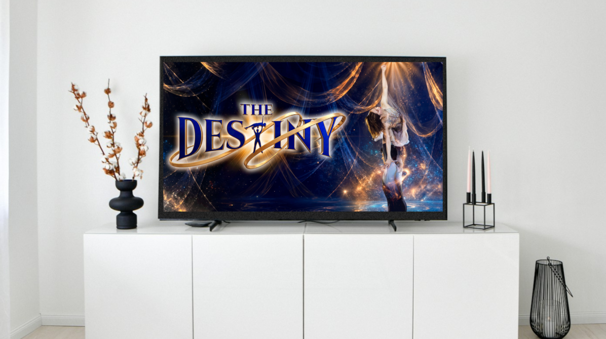 白を基調としたリビング壁面に置かれたテレビにTHE DESTINYの宣伝ビジュアルが映し出されている写真
