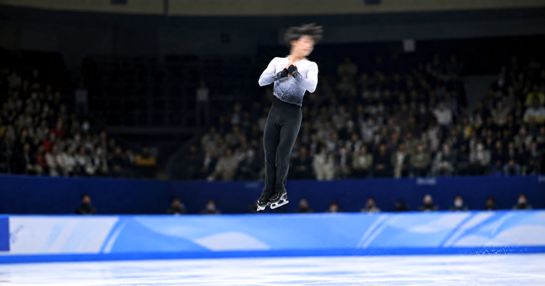 4回転ジャンプを跳んでいる最中の男子選手（AI生成イメージ画像）
