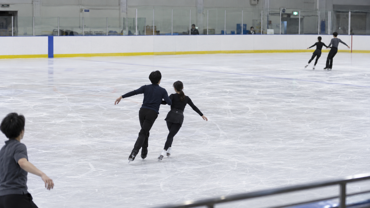 複数組の日本人アイスダンスチームが氷上練習している風景イメージ画像（AI生成）